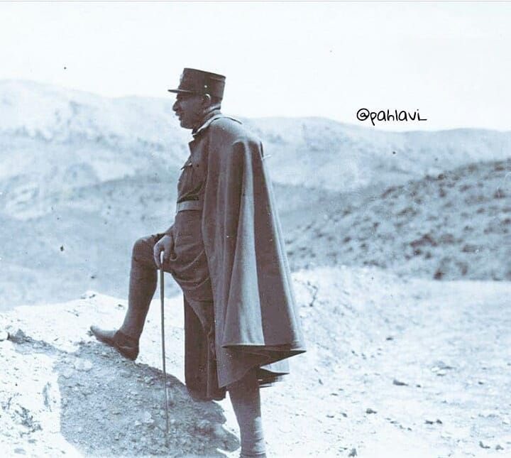 H_2Arya's tweet photo. واقعا جالبه. بخوانید 

از خاطرات فروغی 

میگه با رضاخان برای افتتاح راه آهن رفته بودیم به روستا .. کار طول کشید و مجبور شدیم شب در خانه کدخدا که از روحانیون بود اطراق کنیم . 

طبق عادت رضا خان که کباب دوست داشت کد خدا دست بکار شد و گوسفندی قربانی کرد و کباب آماده کرد .. سفره پر زرق و برقی آماده کردن و فرزندان و عیال روحانی هم آمدند .. غذا رو آوردن اول برای رضا خان .. ولی روحانی گوشه سفره نشست و نان خشک با پنیر خورد ! ( یعنی ��ا فقیریم و غذای ما همین نان خشک و پنیر است و به خاطر همایونی کباب آماده کردیم ) 

شب گذشت و صبح که آماده رفتن بودیم .. روحانی دم در زودتر ایستاده بود برای بدرقه .. رضا خان بی اعتنا رد شد .. سپس برگشت و در گوش روحانی چیزی گفت ! 

من که کنجکاو بودم در راه جرات کردم و از رضا خان پرسیدم قربانت گردم چه گفتید به روحانی که چهره اش سرخ شد !

رضا خان با اخم گفت .. بهش گفتم مادرقحبه این گردن به این کلفتی با نان خشک و پنیر بدست نیومده .. نری بگی رضاخان خر بود نفهمید .