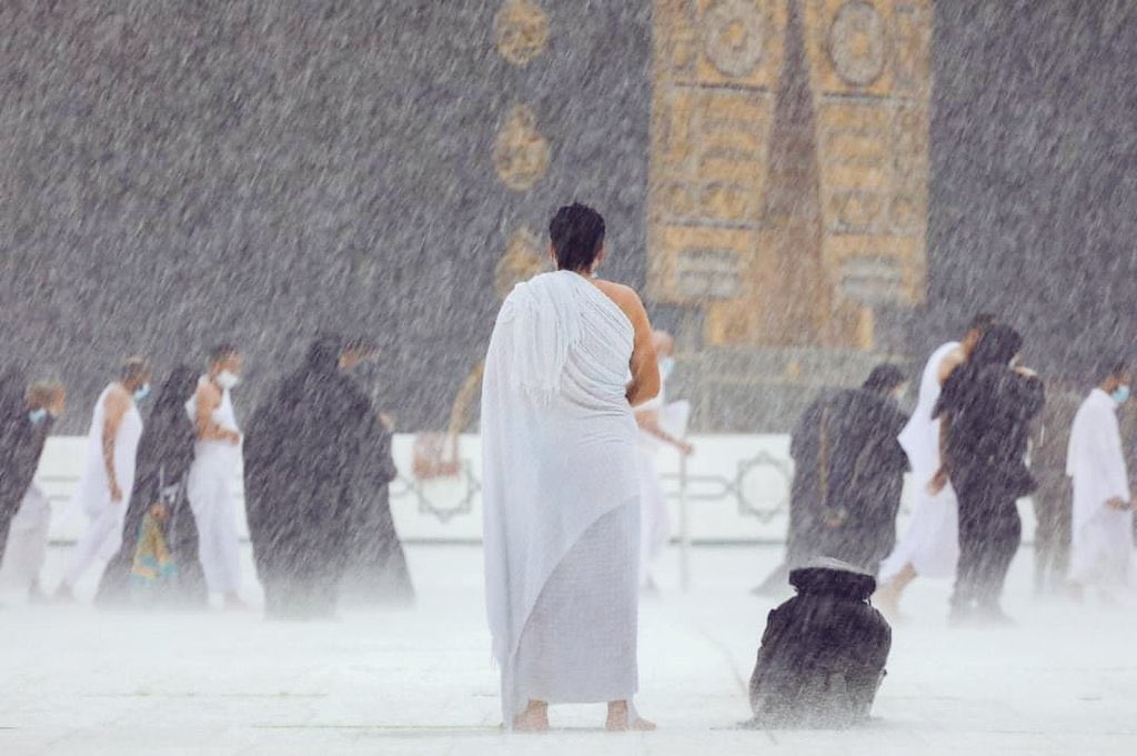 يا رب ياللي بابك بدون حراس .. 
رزقٍ يجيني منك ماهو بيشرا .. 
جيتك فقيرٍ عف نفسه عن الناس 
الحاجه اللي من ورا الناس قشرا