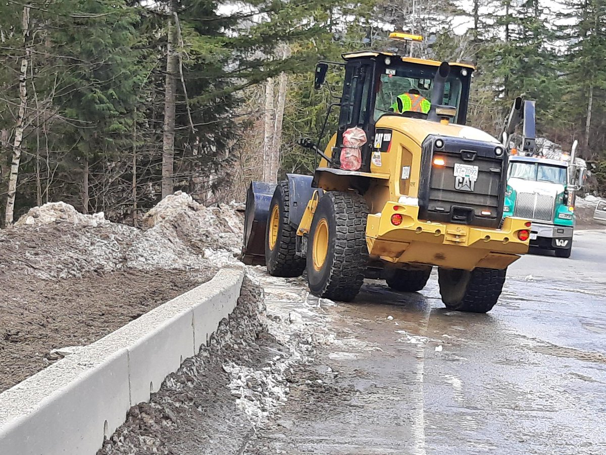 EmconSelkirk's tweet photo. We have guardrail replacement happening just east of #Revelstoke this afternoon
With #sping upon us so is Road Maintenance
Watch out for #ConezoneBC & help keep the people working on our roads #safe
#SafetyFirst @TranBCRockyMtn @TranBC @EmconServicesBC #EssentialServices4u https://t.co/IJyZ0hWEEf