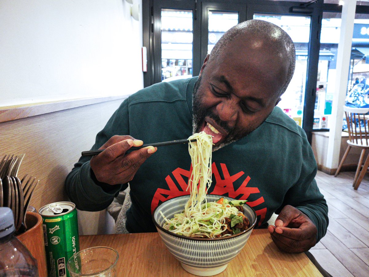 Faya_Dingue's tweet image. Je commence toujours avec les baguettes pour me la raconter genre je maîtrise, puis quand ça me fatigue, je finis à la fourchette 😂 😂

#chinesefood #fayadingue #bobun