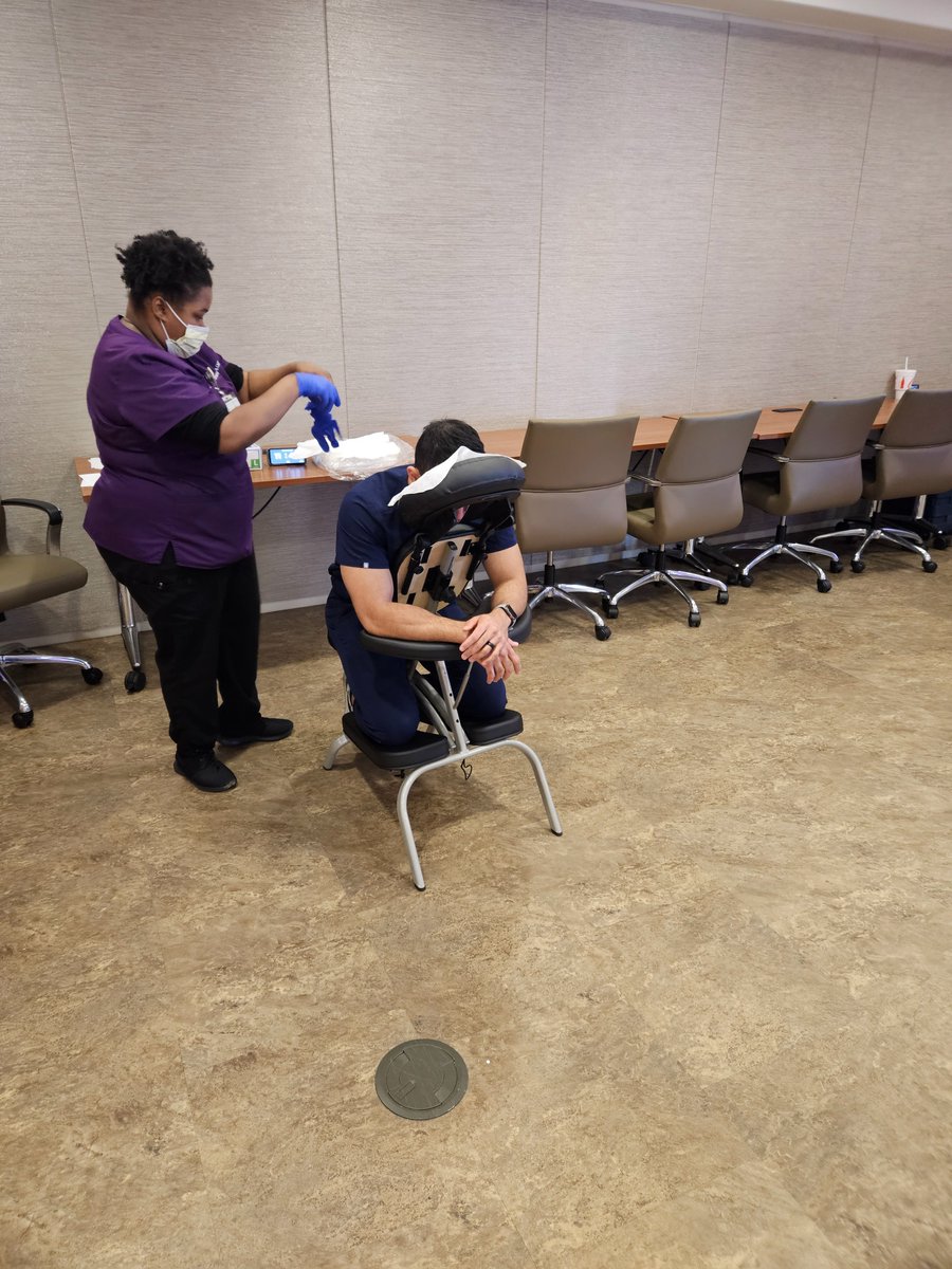BojarskiLauren's tweet photo. Happy #doctorsweek! Today included a chair massage amidst patient care with @ayaacoubmd and Hannah! @NeuroUky @UKYMedicine @UKYneuroscience #wellness https://t.co/qjEsLPwILP