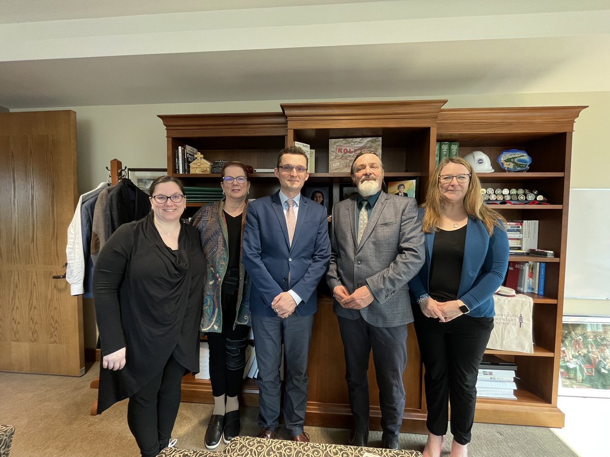 katrinae13's tweet photo. As part of @raredisorders Day on Parliament we also met with @tomkmiec and @r_garrison to discuss #RareDiseases and the recent announcement of a long-awaited rare disease strategy. This is great news, but means the work is only just beginning. #Canada4Rare #CdnPoli #CdnHealth https://t.co/U0XRpBUMeG