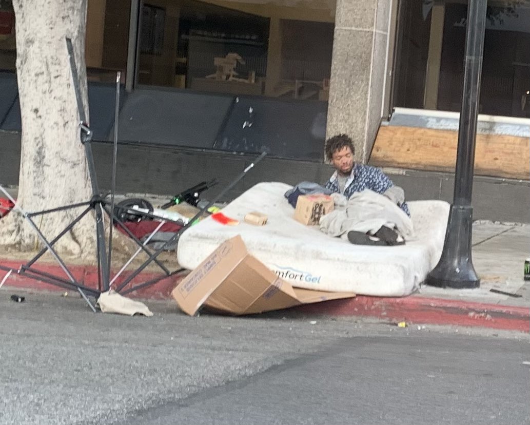 enuffisenuffla's tweet photo. Everything is fine at #SunsetandVine https://t.co/DSjC3PnYGx
