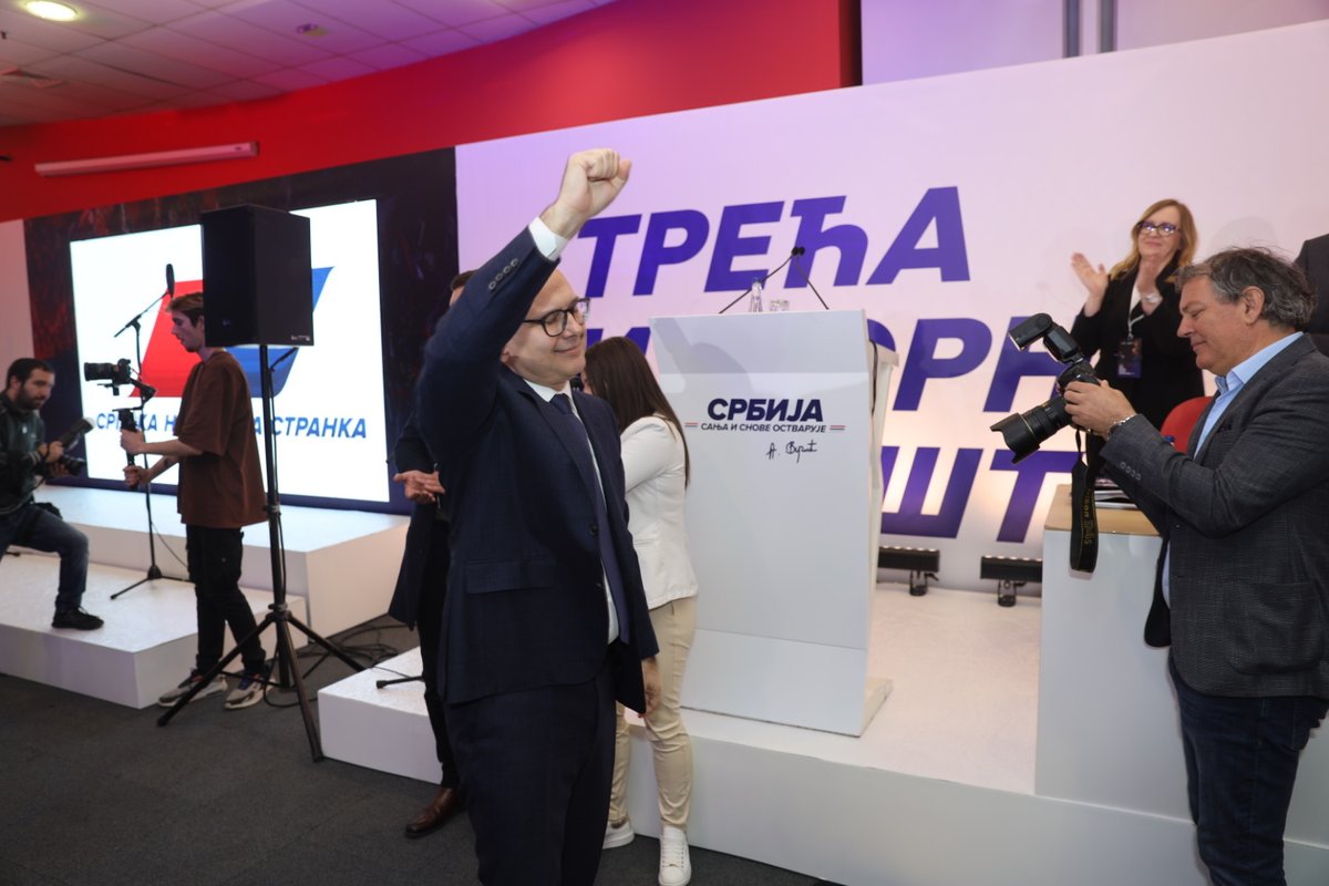 milos_vucevic's tweet photo. Срећан сам и веома поносан што сам по трећи пут једногласно изабран за председника Градског одбора Српске напредне странке у Новом Саду.  Вечерас нисам могао да припремим говор, емоције су ме окупирале и од свега што сам рекао пред свим важним сарадницима... https://t.co/EmcsSJpv20