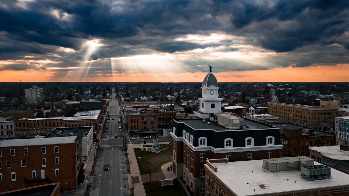 DeadSharkPro's tweet photo. Justice.

#DowntownTiffin #LadyJustice #dronephotography #DJI #SharkMode #update https://t.co/eyVnDZg0Qf