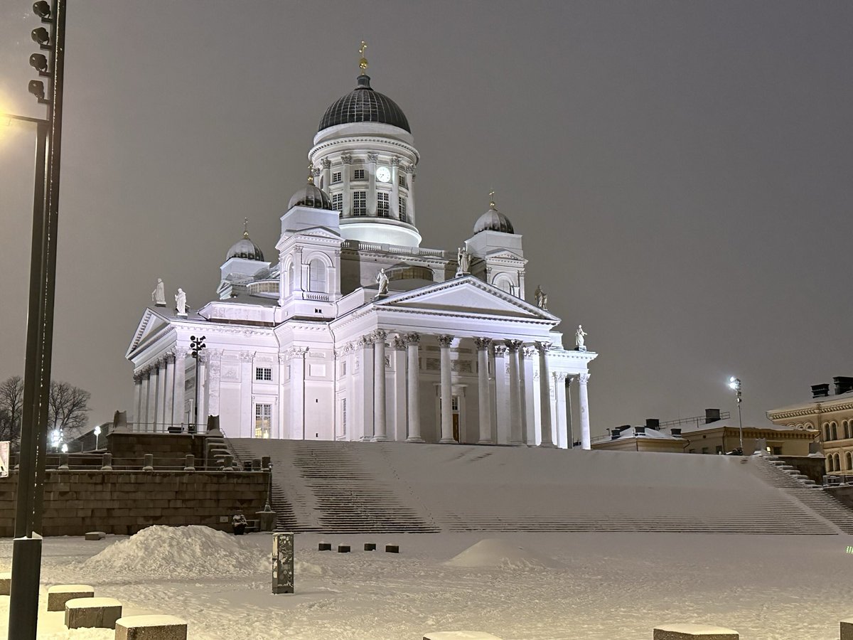 I enjoyed speaking at the 383 anniversary of @helsinkiuni today. Always a pleasure to visit (snowy) Helsinki. And to share thoughts about @Una_Europa, #highereducation, inclusion and worldwide international collaborations. Thanks for hosting me @HannaSnellman and @SariLindblom https://t.co/gIdlCZM7fG