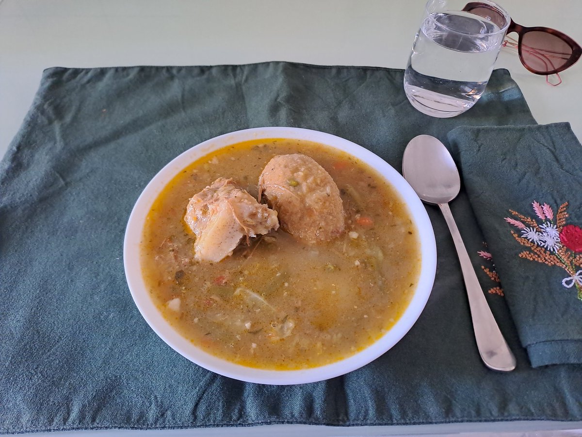 TattyCanPo's tweet photo. Ayer una amiga me había invitado a almorzar, xq hizo #CaldoDeBolas pero no fui 🙈
Me llamo hoy q vaya a ver mi porción, q había hecho en tiempo a ponerla a parte, antes q la familia terminada con todo.😄
#BarrigaLlenaCorazonContento 😊😌 https://t.co/JdANhqb1RV