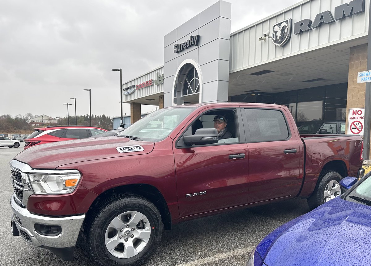 SureskyCDJR's tweet image. Our Internet Manager Brittany’s dad Neil in his new #Ram1500! 🎉 

#SureskyCDJR #goshenny #middletownny