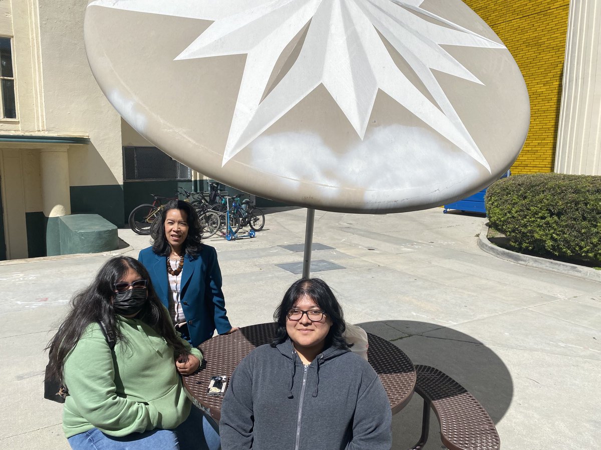 LAUSD_Achieve's tweet photo. ⁦@FrancesBaez10⁩ met today with her two mentees Ana and Arelin @Jefferson_Demos as she guides them with academic support. ⁦@LAUSDSup⁩ https://t.co/tqdH9x7nNh