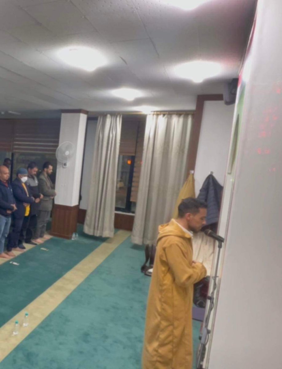 الشاب الليبي  "أنور المكحال" يؤم المصلّين في صلاة التراويح يومياً في أشهر مساجد كوريا الجنوبية