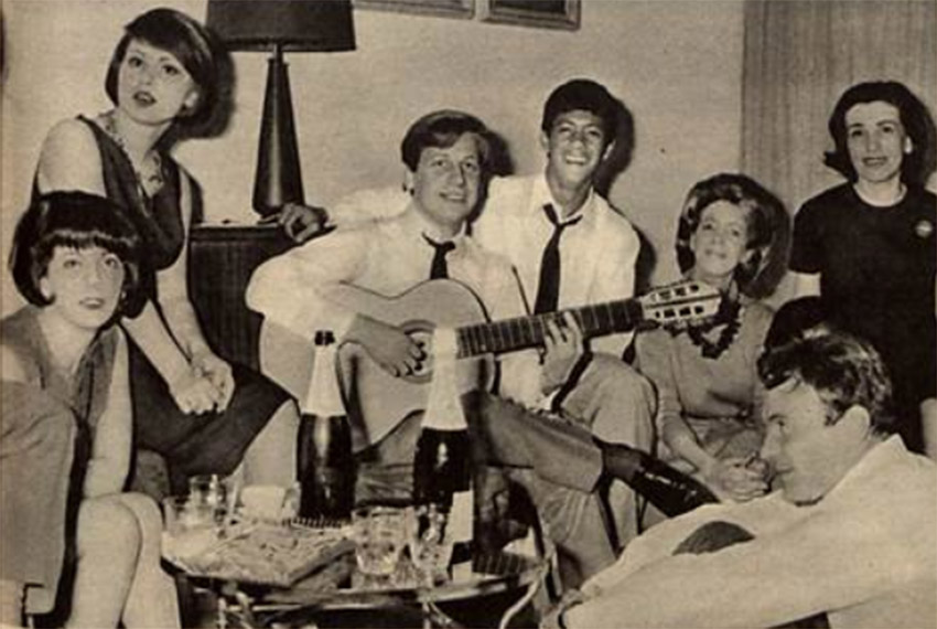 AlexBlogTN's tweet photo. Na terça-feira, na coluna da @tribunadonorte, tem crônica sobre #jucachaves #juca #menestrel - Na foto de 1965, em Milão, com amigas e os craques brasileiros #Amarildo e #Mazzola https://t.co/48VPaM3iWX