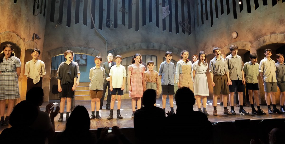 .<a href="/LosChicosdelCo/">Los Chicos del Coro -El Musical</a> <a href="/TeatroLaLatina/">Teatro La Latina</a> acción emocional-reacción sentimental <a href="/_PENTACION_/">Pentación</a> 
<a href="/E_R_delPortal/">Enrique R. del Portal</a> afortunados de ver a su Mathieu
<a href="/_Natalia_Millan/">Natalia Millán</a> que salga más en la obra
<a href="/Rafa_Castejon/">Rafa Castejon</a> regalo de personaje
<a href="/EvaLaDiago/">Eva Diago</a> imprescindible
▶ Crítica aquí n9.cl/gvd3f