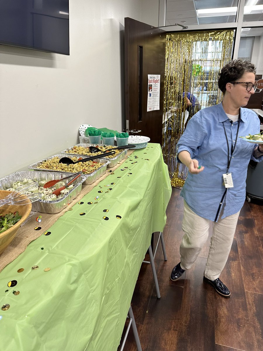 HumbleISD_CE's tweet photo. 🚂🍀🍀 We are LUCKY to have the most amazing 2nd grade team! They spoiled us today! #BESTMonday https://t.co/C8iQBIsiK9