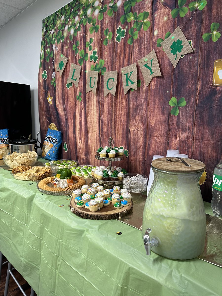 HumbleISD_CE's tweet photo. 🚂🍀🍀 We are LUCKY to have the most amazing 2nd grade team! They spoiled us today! #BESTMonday https://t.co/C8iQBIsiK9