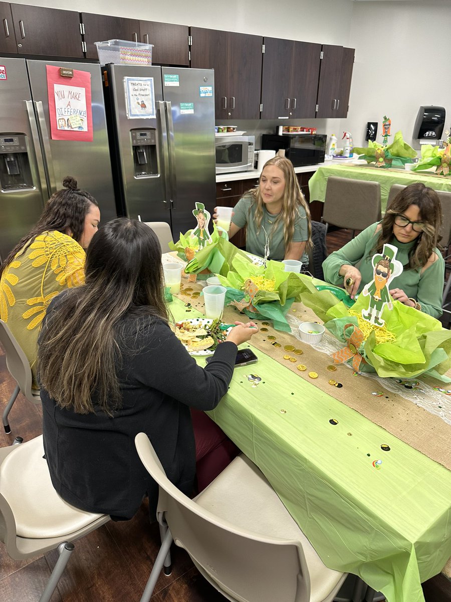 HumbleISD_CE's tweet photo. 🚂🍀🍀 We are LUCKY to have the most amazing 2nd grade team! They spoiled us today! #BESTMonday https://t.co/C8iQBIsiK9