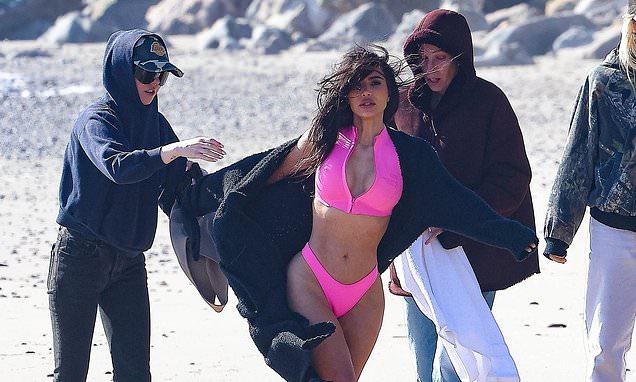 Kim Kardashian rocks beachy look in skimpy pink swimsuit | Marca