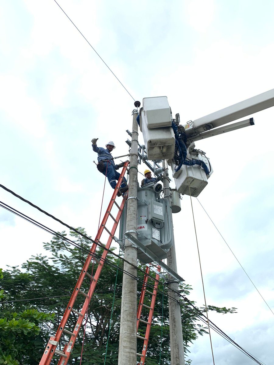 #LosRios | Continuamos trabajando plan de contingencia ante cualquier emergencia. Nuestros técnicos se encuentran en el rcto. La Vitalia, cantón Montalvo, realizando instalación de regulador de voltaje, para linea de media tensión, mejorarando la energía eléctrica en el sector.