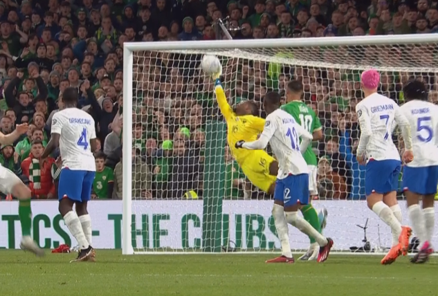 RMCsport's tweet photo. 🤯 OOOOOOOOOOOOOOOOH ! MERCI MONSIEUR MIKE MAIGNAN ! https://t.co/Is8so3CJQD