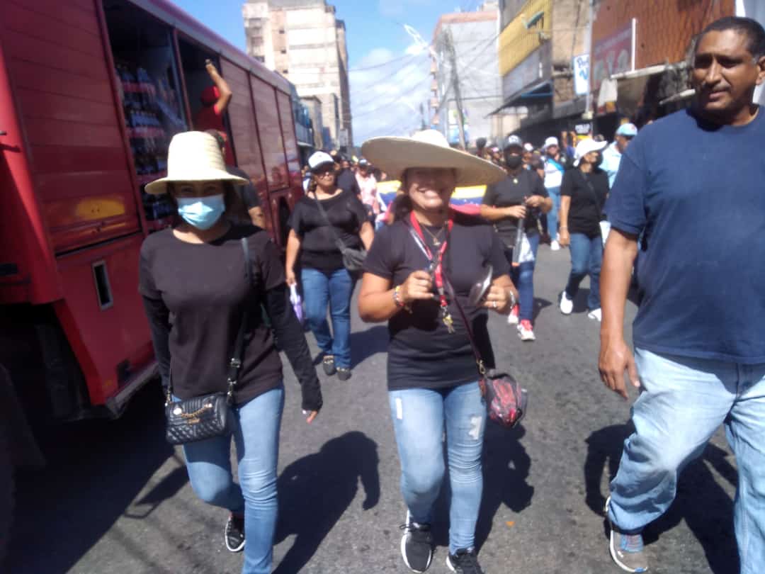 fvmluchaonline's tweet photo. #27deMarzo Sinvema Nva Esparta protesta con su Presidente Jesus Quijada, Milvia Rodríguez Sec de Finanzas y Marielys Gómez Sec de Organización.
📢Los maestros estamos declarados en emergencia y ES URGENTE la Ministra dé respuesta a los reclamos salariales del Magisterio
#FVMlucha https://t.co/nhDkZEy0PH
