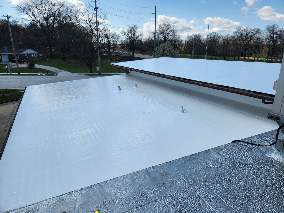 RnAContracting's tweet photo. With all the rain days last week, we ended up working the weekend and completed this roof yesterday! 
#RnAContracting #WePutTheProofInWaterproof 
#CommercialRoofingCompany
#CommercialRoofingContractor 
#MetalRoofRepair #MetalRoofRestoration
#STL #STLSmallBusiness #SPFRoofers https://t.co/9embPggYrd