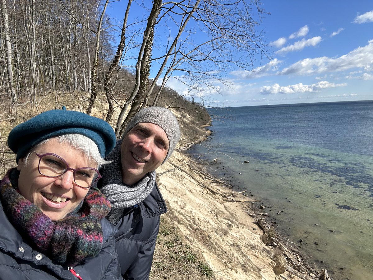 JenniferHopp_'s tweet photo. Gefährlich nah an der Abbruchkante @inselruegen #kreidefelsen #ostsee #steifebrise https://t.co/RA61Oiwnt1