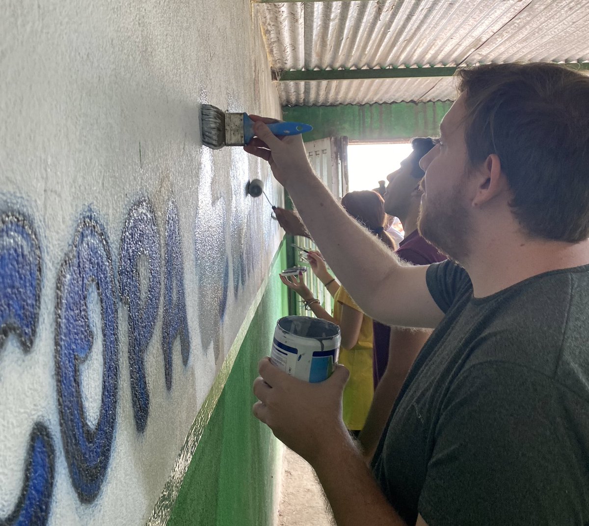 ÚTILES POR LA EDUCACIÓN 📚✏️
estuvimos en Barrio Comercial donde los vecinos llevan adelante un proyecto solidario de contención para los chicos.

Entregamos las donaciones recolectadas de útiles escolares y pintamos un mural en equipo.
La juventud que está donde hay que estar 💪🏻