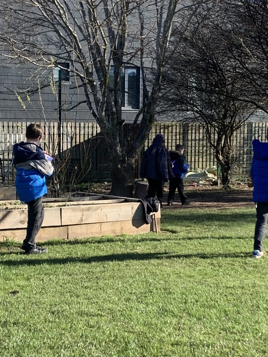 MrsLMollison's tweet photo. @LethamPSPerth  outdoor learning- p4 using their senses to plan their poetry! Written versions coming soon! 👂 👀 👄 🖐️ 👃 https://t.co/jWaJG4ua8z