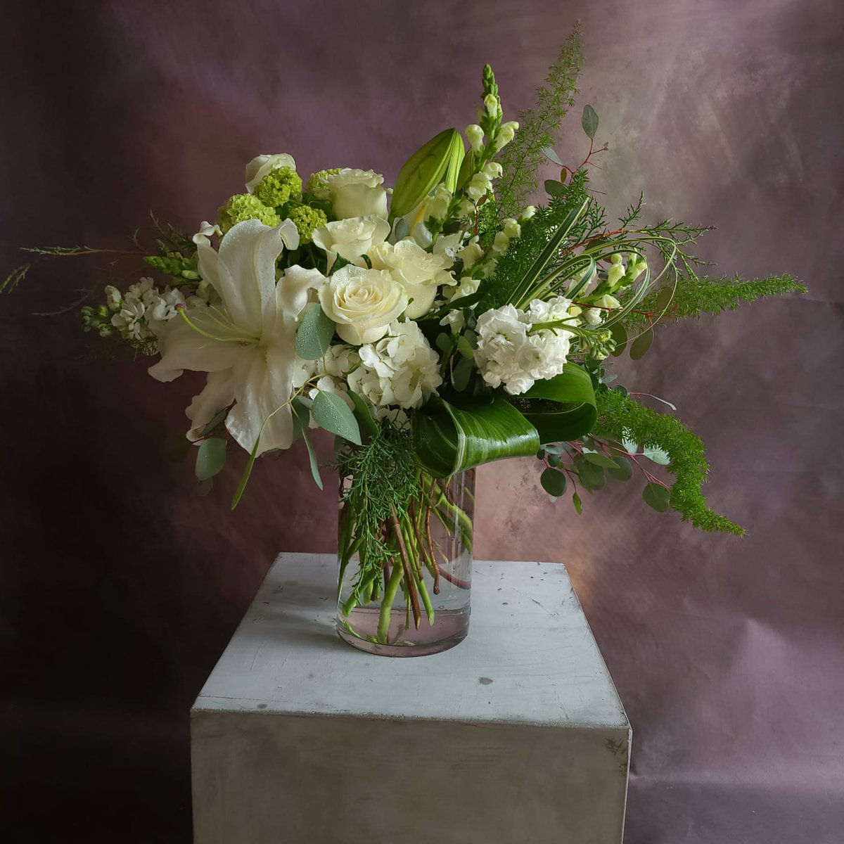 Enjoy this classic, elegant arrangement that features white and green florals in an elegant white container.
☘️
#springflowers #tulips #ivoryflowers #ivory #flower
 #eth #btc #27marchblackday #newprofilepic #flowers #Flowerdesign #florist #flowerdeliveryOrangecounty