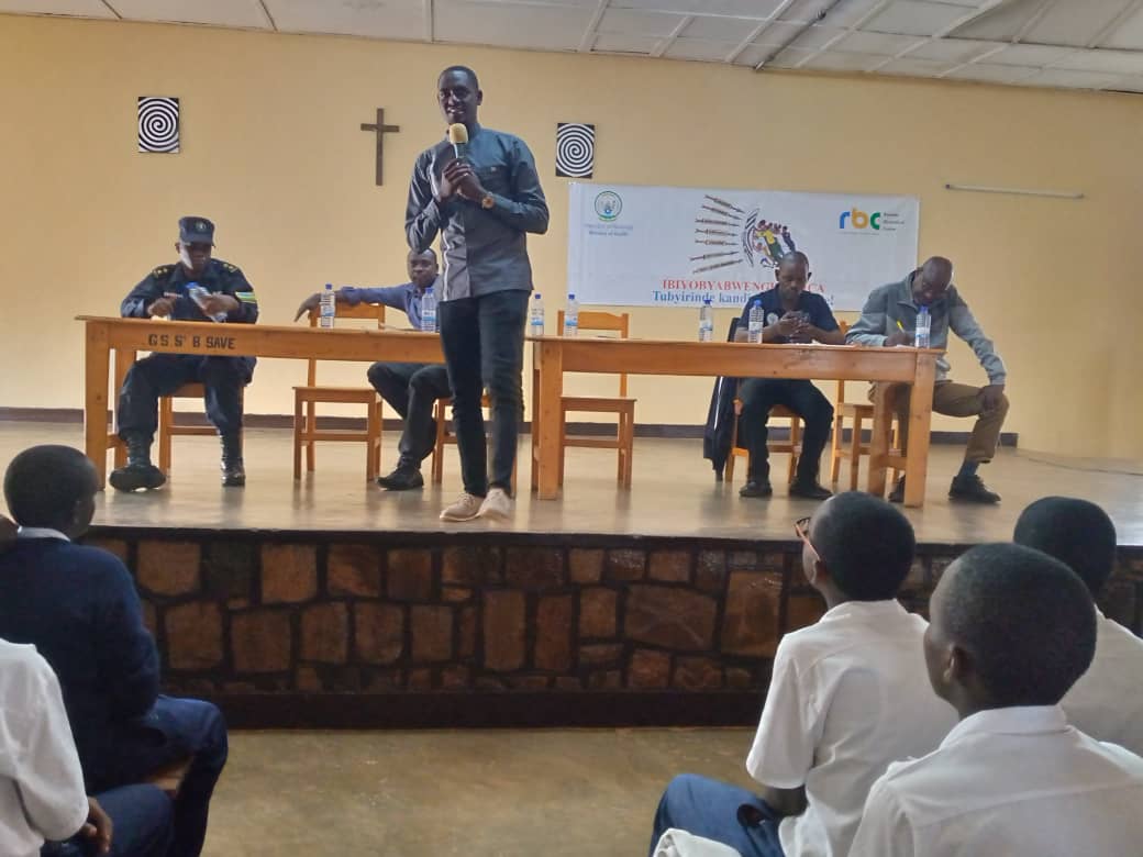 GisagaraNyc's tweet photo. Gahunda yo kuganiriza #Urubyiruko ru mu mashuri y'isumbuye mbere yuko bajya mubiruhuko irakomeje muri @GisagaraDistr , aha ni muri G.S Saint Bernadette na T.T.C Save, aho #urubyiruko ruhabwa impanuro zuko bazitwara, birinda #Ibiyobyabwenge,inda zitateguwe mugihe cy'ibiruhuko https://t.co/uarXGzlzTO