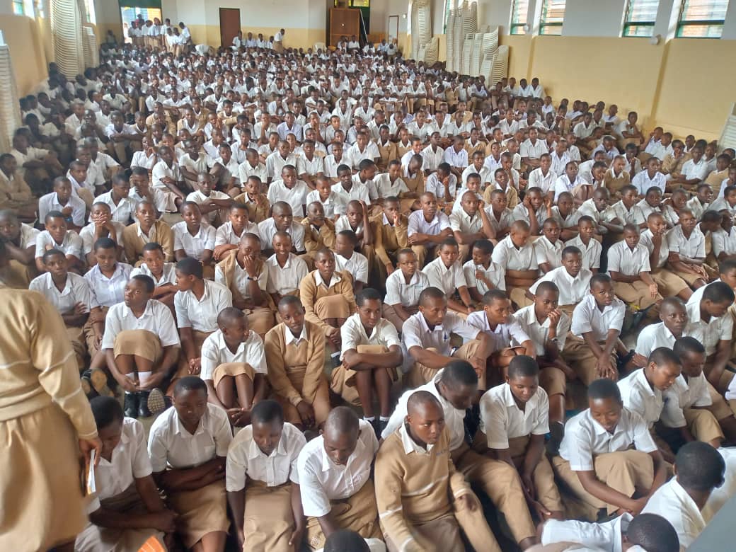 GisagaraNyc's tweet photo. Gahunda yo kuganiriza #Urubyiruko ru mu mashuri y'isumbuye mbere yuko bajya mubiruhuko irakomeje muri @GisagaraDistr , aha ni muri G.S Saint Bernadette na T.T.C Save, aho #urubyiruko ruhabwa impanuro zuko bazitwara, birinda #Ibiyobyabwenge,inda zitateguwe mugihe cy'ibiruhuko https://t.co/uarXGzlzTO