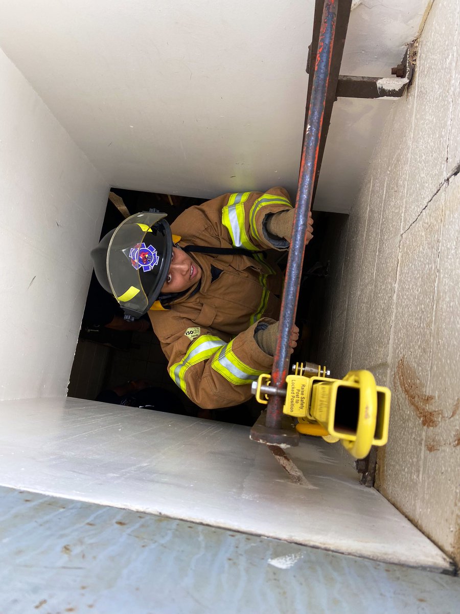 Shoutout to Captain Summers  <a href="/RockHillSCFire/">Rock Hill SC FD</a> and his crew for working and teaching DC EMT class about building construction and firefighting. <a href="/atcrockhillsc/">ATC</a>