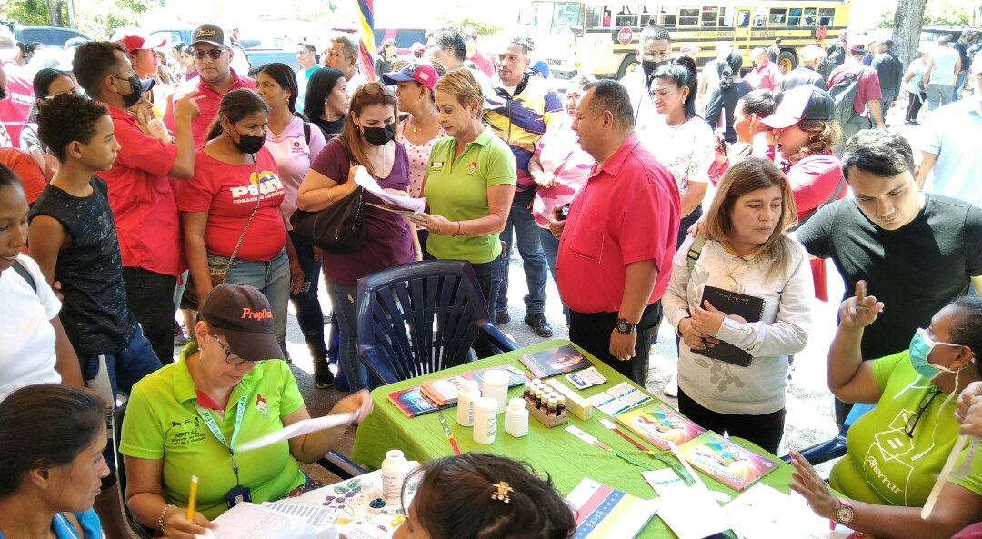 #Cojedes || <a href="/MercalOficial/">Mercal Oficial</a> junto a los Clap realizó Feria del Campo Soberano en la Base de Misiones Socialistas Ende Bracamonte,  para distribuir proteína a las comunidad Juan de Mata Suárez junto a Dip @mariairisvarela.
#NiCorrupciónNiGuarimba
