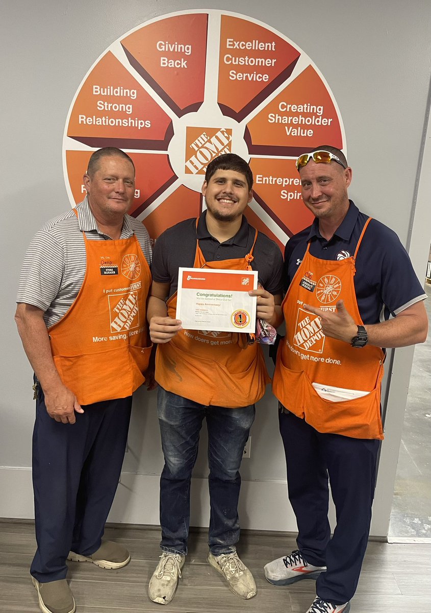 What a great moment in Staff, to be able to recognize Eric, our lumber associate, on his 1 year anniversary!! #ChalmetteChampions <a href="/ChadDantin/">Chad Dantin</a> <a href="/lakethiasalgue1/">lakethia salguera</a> <a href="/TonjesBetty/">Betty Tonjes</a> <a href="/Jacobhomedepot/">Jacob Lutes</a> <a href="/HDDistrict132/">Home Depot D132</a>