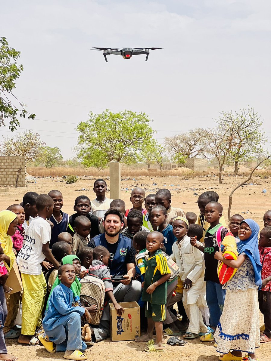 yavcos25's tweet photo. J’ai sorti mon drone lors de notre mission humanitaire au Burkina Faso et ces moments inoubliables se sont produits. Un pur bonheur de voir leur sourire ☺️🇧🇫 https://t.co/qH1fjNRn5r