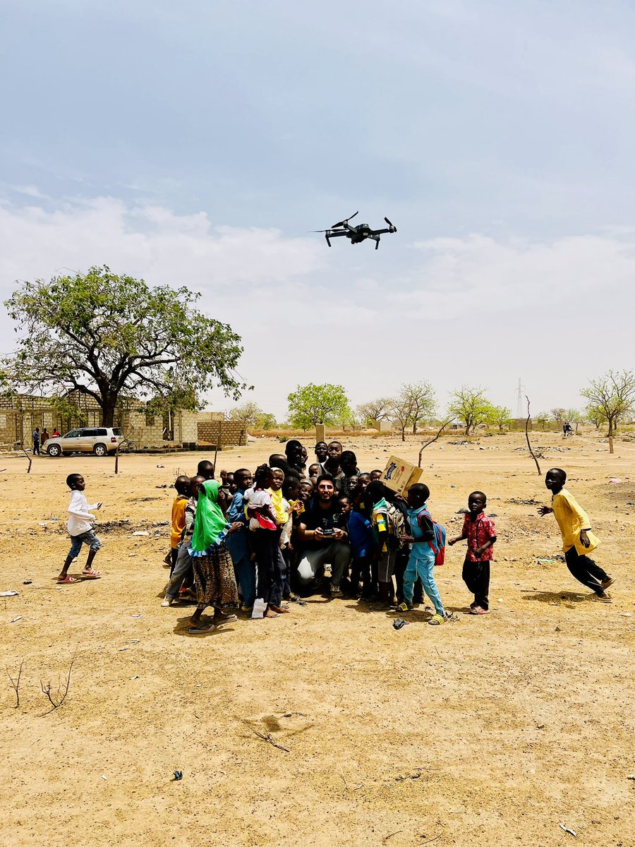 yavcos25's tweet photo. J’ai sorti mon drone lors de notre mission humanitaire au Burkina Faso et ces moments inoubliables se sont produits. Un pur bonheur de voir leur sourire ☺️🇧🇫 https://t.co/qH1fjNRn5r