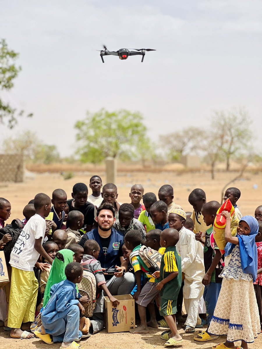 yavcos25's tweet photo. J’ai sorti mon drone lors de notre mission humanitaire au Burkina Faso et ces moments inoubliables se sont produits. Un pur bonheur de voir leur sourire ☺️🇧🇫 https://t.co/qH1fjNRn5r