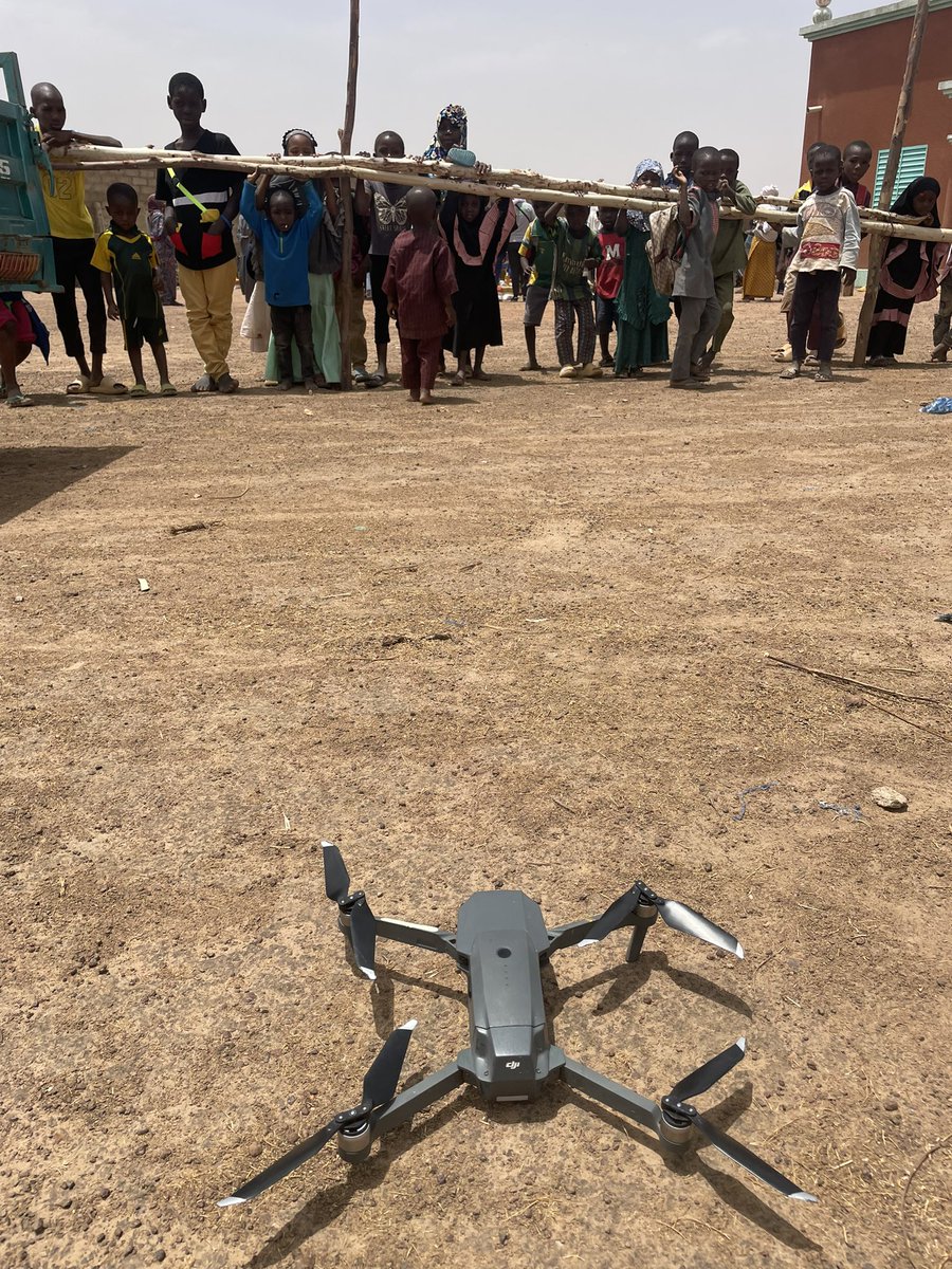 yavcos25's tweet photo. J’ai sorti mon drone lors de notre mission humanitaire au Burkina Faso et ces moments inoubliables se sont produits. Un pur bonheur de voir leur sourire ☺️🇧🇫 https://t.co/qH1fjNRn5r