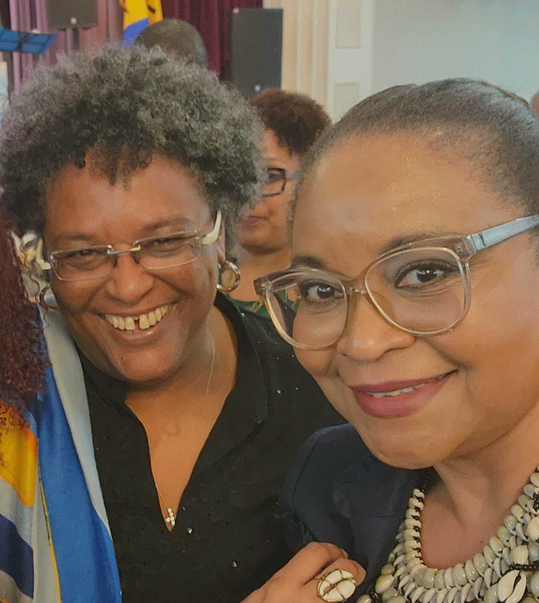 ConsultingDebra's tweet photo. Privileged to meet the Hon @miaamormottley PM of Barbados at a #fundraiser in #Toronto. Her visionary speech on the #Barbados2030 plan for #WorldClassStatus was inspirational. Her example confirmes how competent, future ready #leadership can change the world. 🐐 #feelinginspired https://t.co/7c8aQ5z5HD