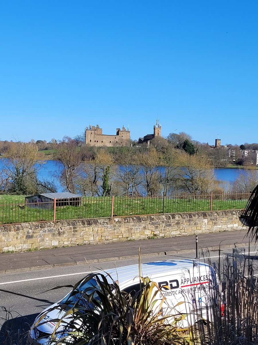 Lovely view from a customers front door today. 

#Linlithgow #LinlithgowPalace