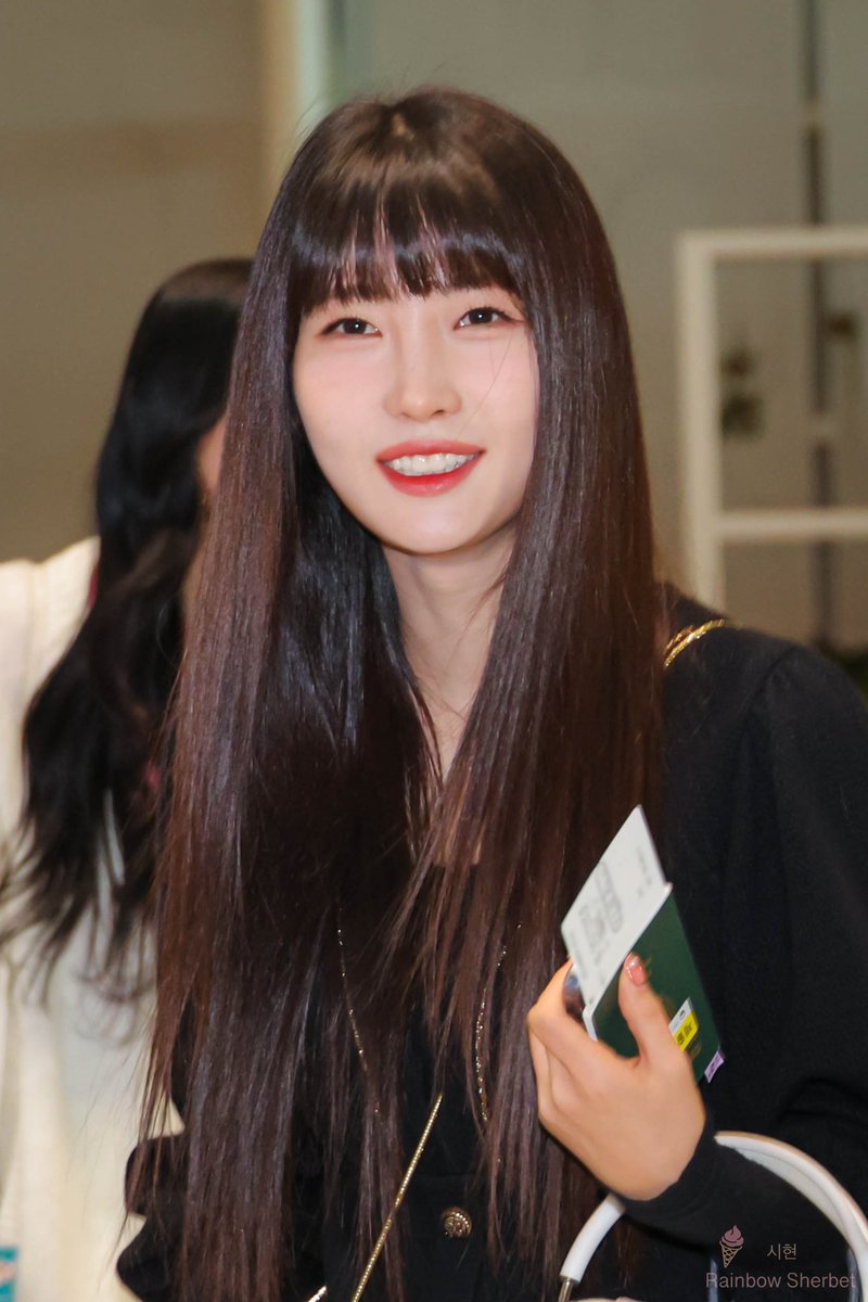 rainbowshrbt_'s tweet photo. 230324 𝙸𝙲𝙽 
🤍
#시현 #SIHYEON
#에버글로우 #EVERGLOW https://t.co/ZfnVTcEt08