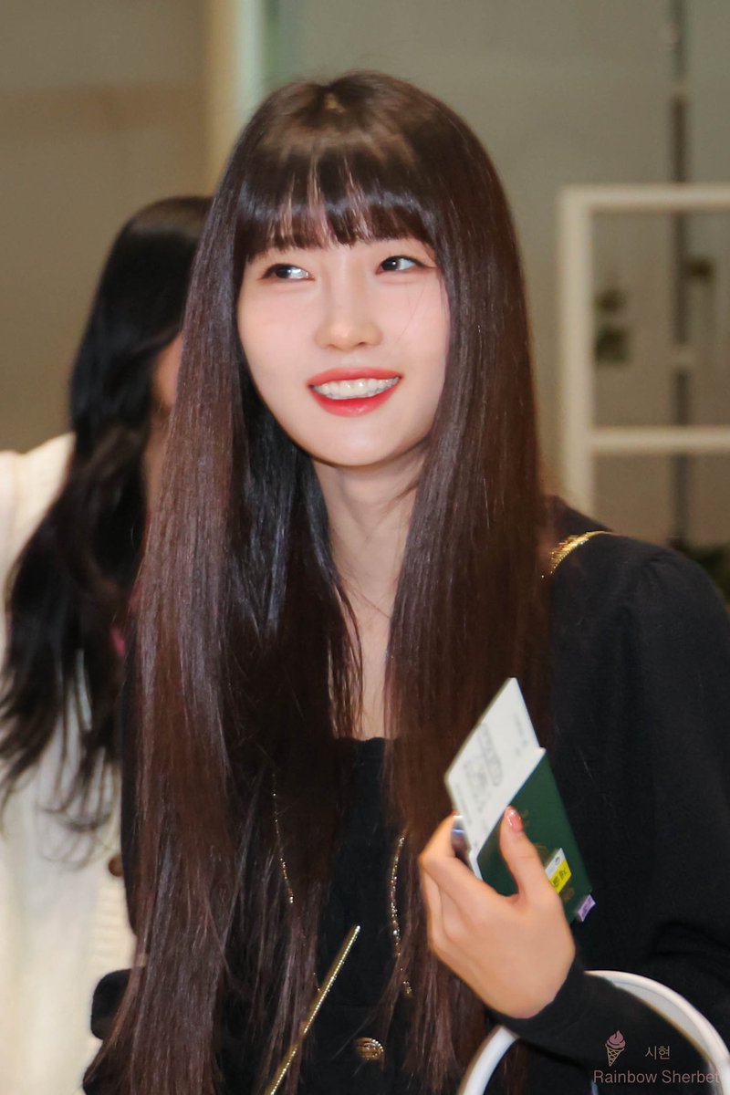 rainbowshrbt_'s tweet photo. 230324 𝙸𝙲𝙽 
🤍
#시현 #SIHYEON
#에버글로우 #EVERGLOW https://t.co/ZfnVTcEt08