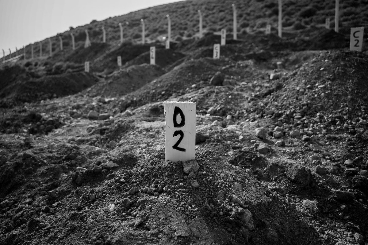 SimonettaVspc's tweet image. Çok acayip, insanlar dizi yorumları filan yapıyor. Bu histerik körlük çok tehlikeli. Evet hayat devam etmeli ama böyle değil. Çocuklar öldü. Donarak öldü. Enkaz altında boğularak öldü. Buradaki insanların güvendiği tek şey ülkenin geri kalanın onları unutmaması, dayanışmayı,…