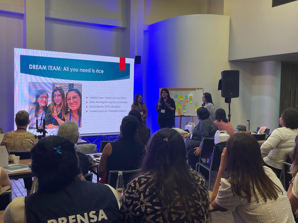 cherrymontaguth's tweet image. Premio a la mejor en pitch para @SofiCabreraEs en el taller de periodismo en LATAM de #WCSJ2023 🥳🥳 Con ella y @fabiolatorres propusimos contar las historias de los productores de uno de los alimentos más importantes en nuestra dieta.