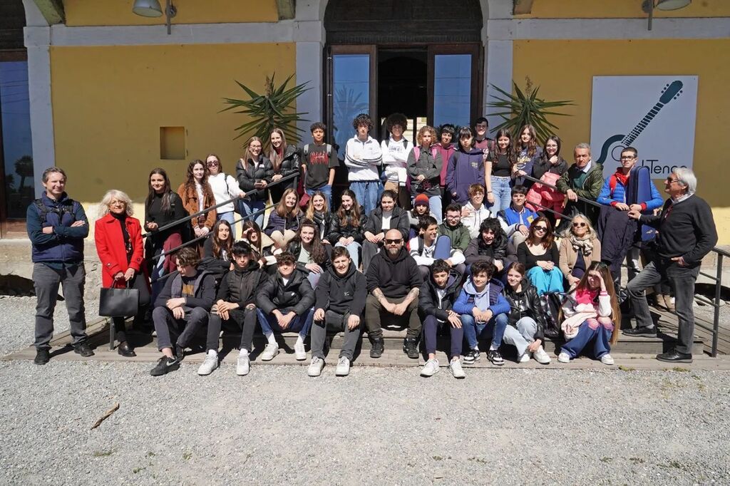 Questa mattina la sede del Club Tenco ha accolto gli studenti del Liceo @cassinisanremo che hanno preso parte al laboratorio di "Songwriting" tenuto dal "prof" @zibbaofficial .

Un'occasione per confrontarsi con un vero professionista del settore e prova… instagr.am/p/CqTl_q3MHcF/
