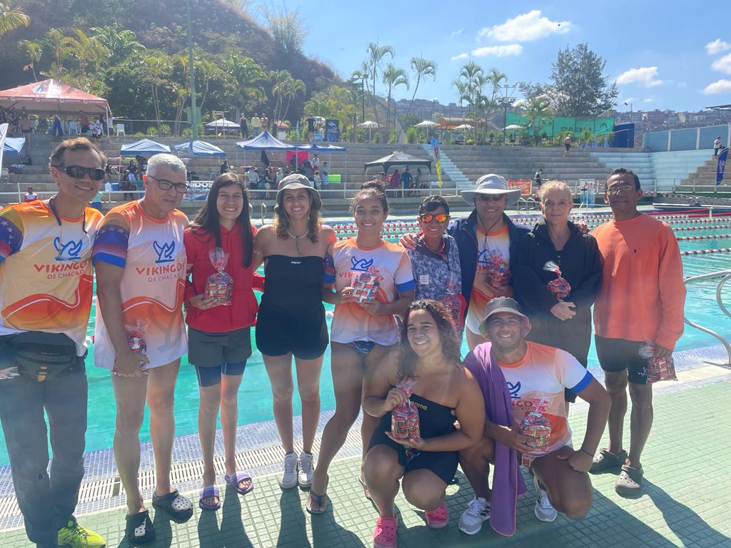 stmoritzve's tweet photo. Este fin de semana se llevó a cabo el Reencuentro máster de natación Miranda 2023, de @adaem_vzla patrocinado por @stmoritzve llevando alegría y mucho chocolate 🍫a cada uno de los atletas.
#chocolates #chocolate #stmoritzve #Venezuela https://t.co/fvECHdcL5M