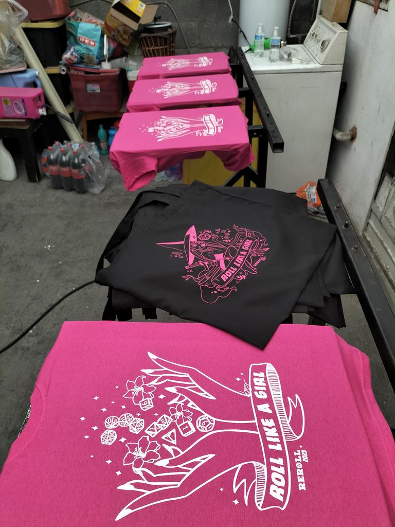 Loftcraftt's tweet photo. Tiraje a una tinta sobre bolsa y camiseta de algodón con efecto flúorescente para @ReRoll_Mty 🐙
#serigrafia #screenprint #screenprinted #roleplay #roleplayer #dungeonsanddragons #DND #mmorpg #rollear #juegoderol #witchcraft #witch #bruja https://t.co/4D5EdUmrV0