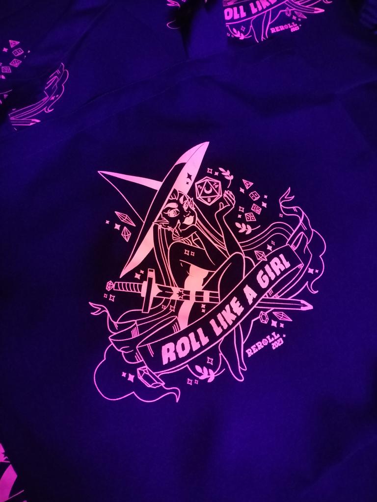 Loftcraftt's tweet photo. Tiraje a una tinta sobre bolsa y camiseta de algodón con efecto flúorescente para @ReRoll_Mty 🐙
#serigrafia #screenprint #screenprinted #roleplay #roleplayer #dungeonsanddragons #DND #mmorpg #rollear #juegoderol #witchcraft #witch #bruja https://t.co/4D5EdUmrV0