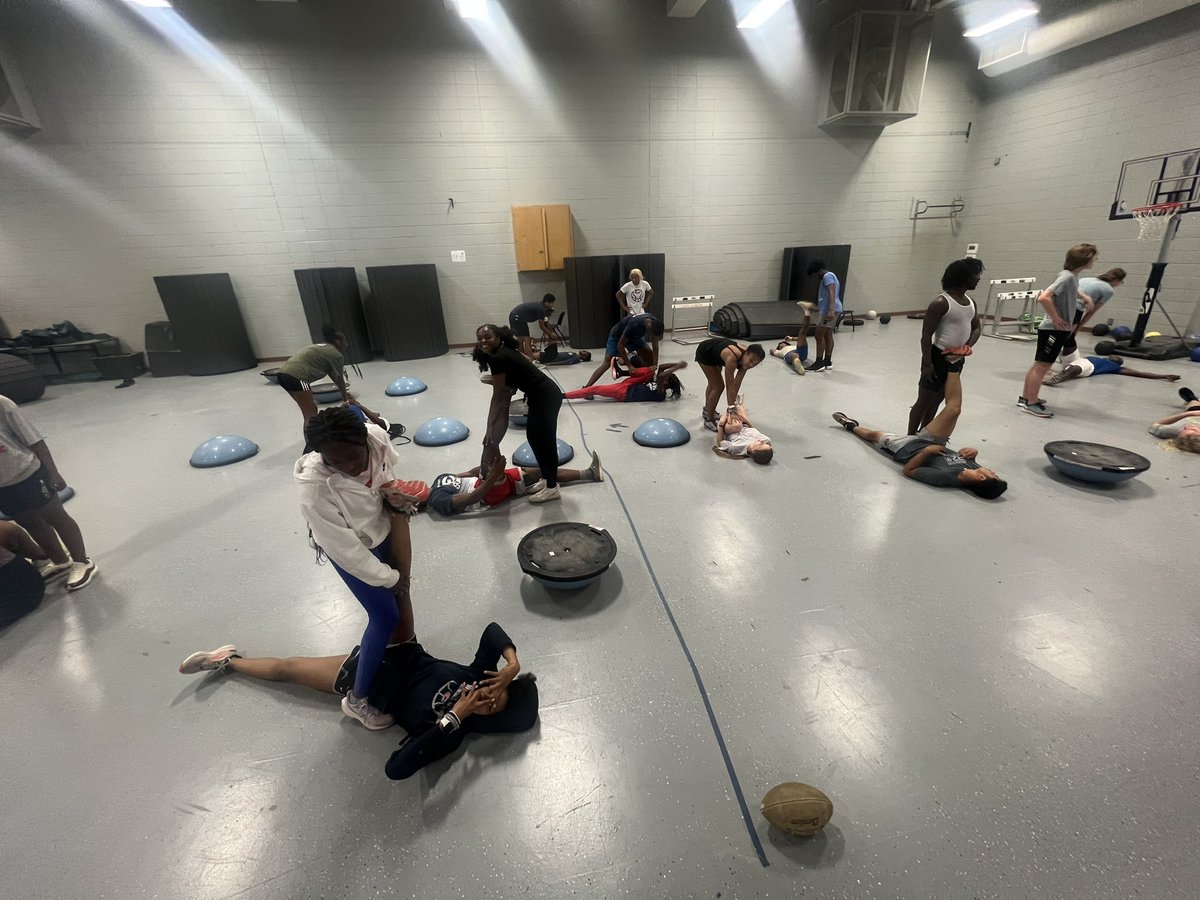 ECHSxctf's tweet photo. Core work on a rainy dayππͺ#CommitToTheE #TheHam #TrackandField https://t.co/8h56shHiwA
