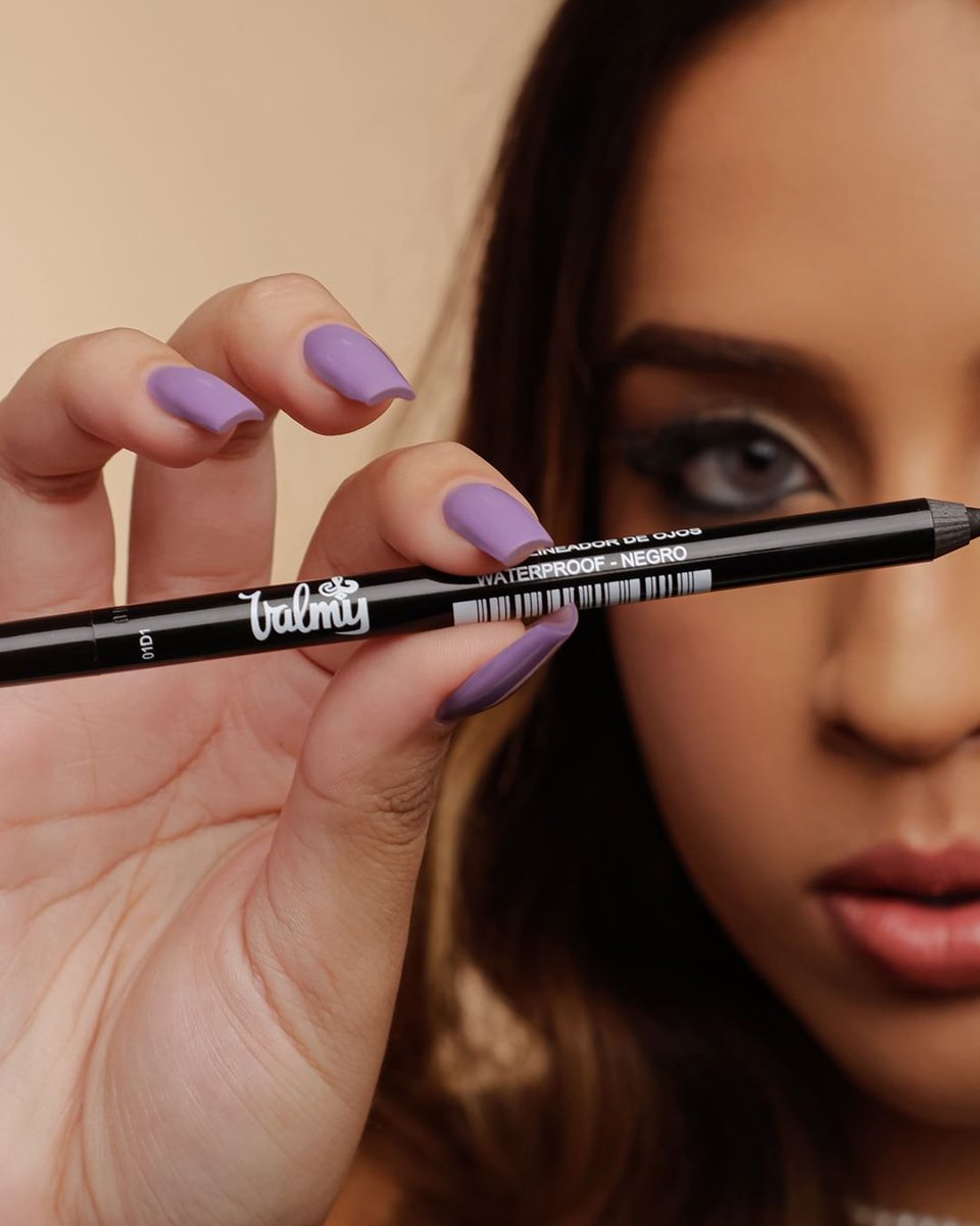 CosmeticosValmy's tweet photo. El Lápiz delineador de ojos Waterproof de Valmy posee una mina de textura suave que permite delinear sin lastimar el delicado contorno de los ojos 👁️.
Se encuentra disponible en dos tonos:
#01Negro
#02Marrón
#CosméticosValmy #Delineador #Ojos https://t.co/DE7trz3d1s