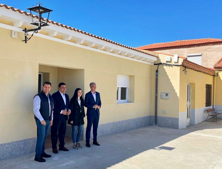 dipuavila's tweet photo. 🏛️El Ayuntamiento de #Sinlabajos ha sido reformado gracias a la colaboración entre el propio Consistorio, la Diputación y la @jcyl.
El presidente, @CarlosGarcia_PP, ha visitado el edificio junto al diputado, Félix Álvarez. #HaciendoProvincia https://t.co/QiVQCnXTjV